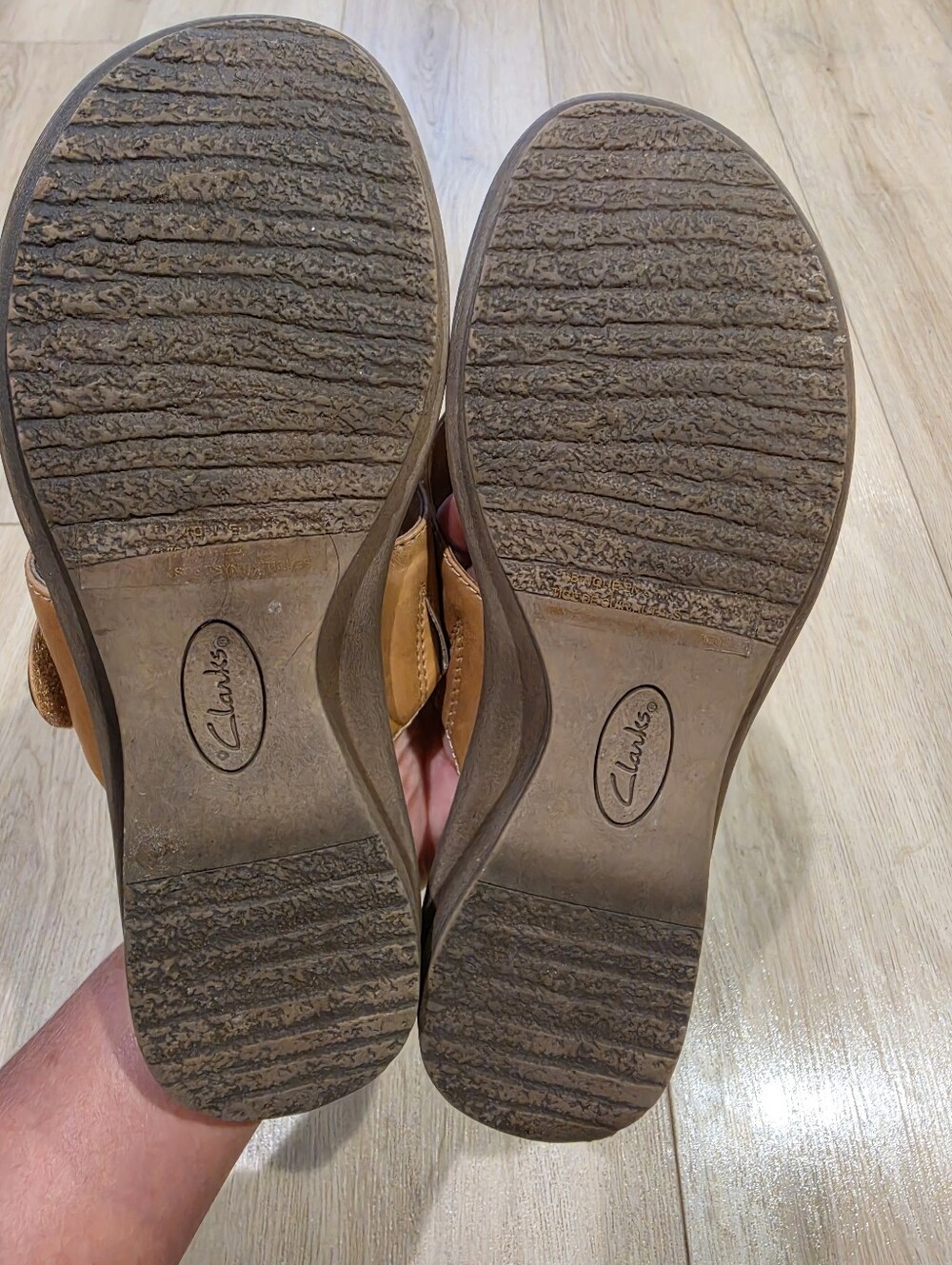 Clarks Artisan Women’s Brown Leather Floral Thong Sandals Size 9M - Picture 4 of 5